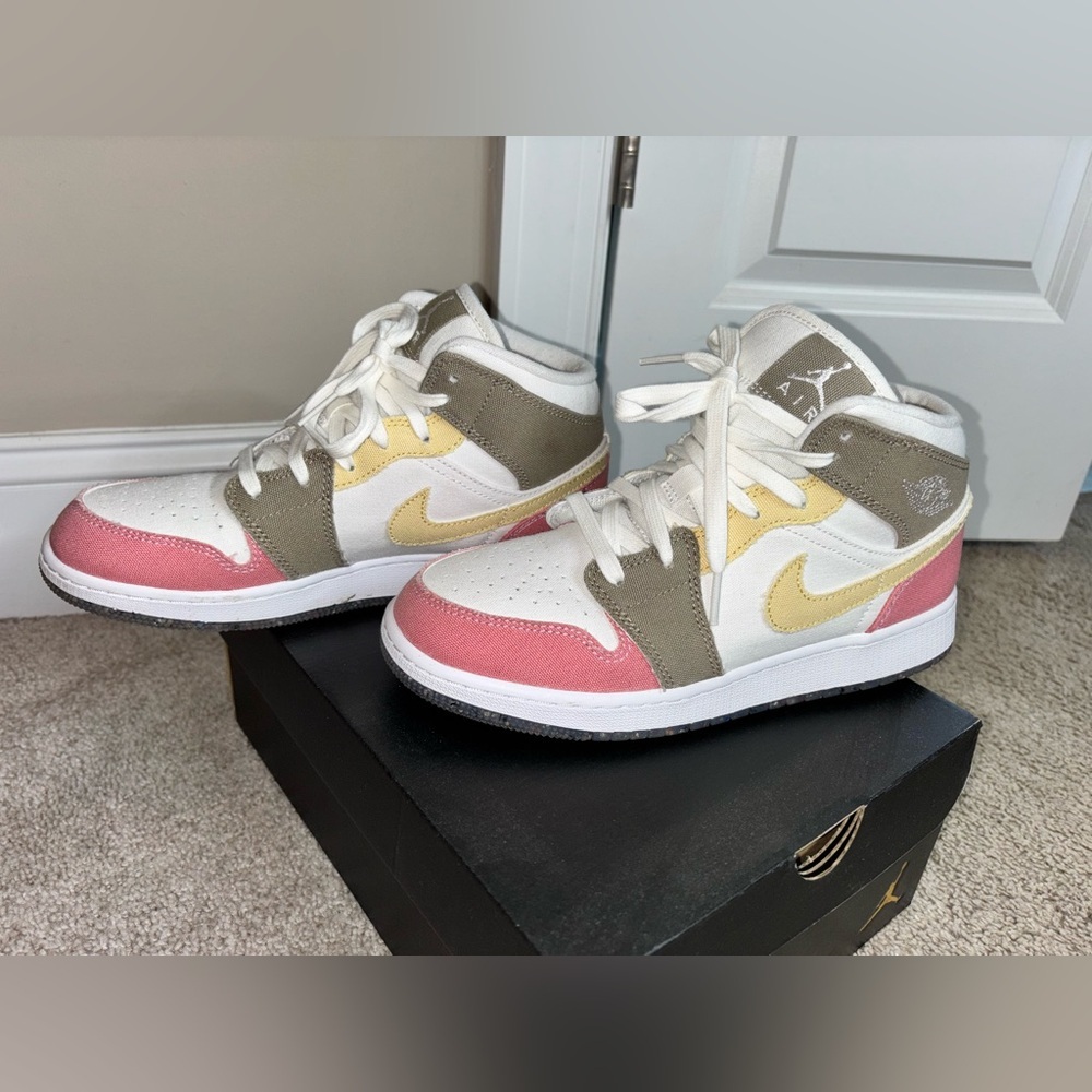 Jordan 1 Mid SE Flowerchid Pastel /Vivid Green/Blanc 6.5 Youth - Picture 4 of 9